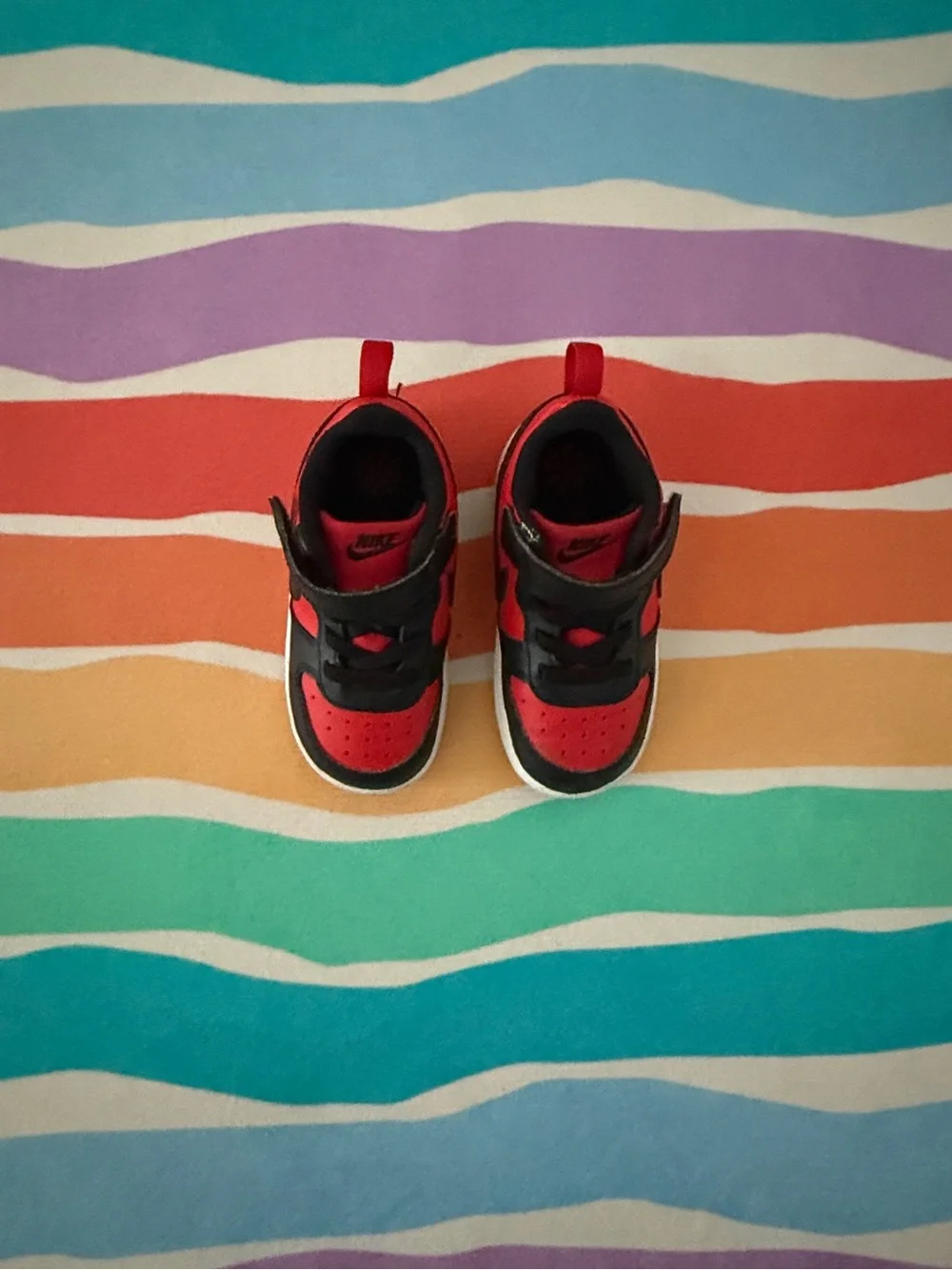 8C Nike Kids Black and Red Low-Top Sneakers with Hook-and-Loop Strap